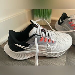Nike Women's US 5.5 Air Zoom Pegasus  Running Shoes excellent condition!!!